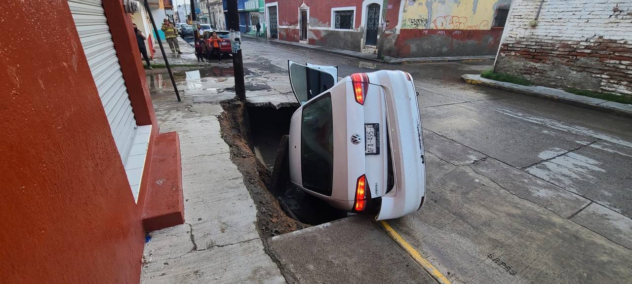 Se abre la tierra en pleno centro de Silao y ‘se traga’ un automóvil, ¿qué pasó? 