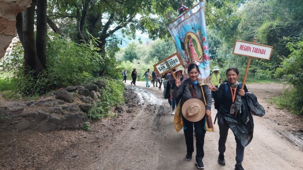 Mujeres peregrinas de la Basílica de Guadalupe comienzan su recorrido en Acámbaro