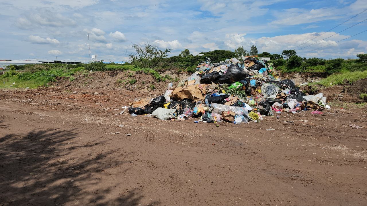 Tiran basura cerca de escuelas en Pénjamo ante falta de espacio en relleno sanitario