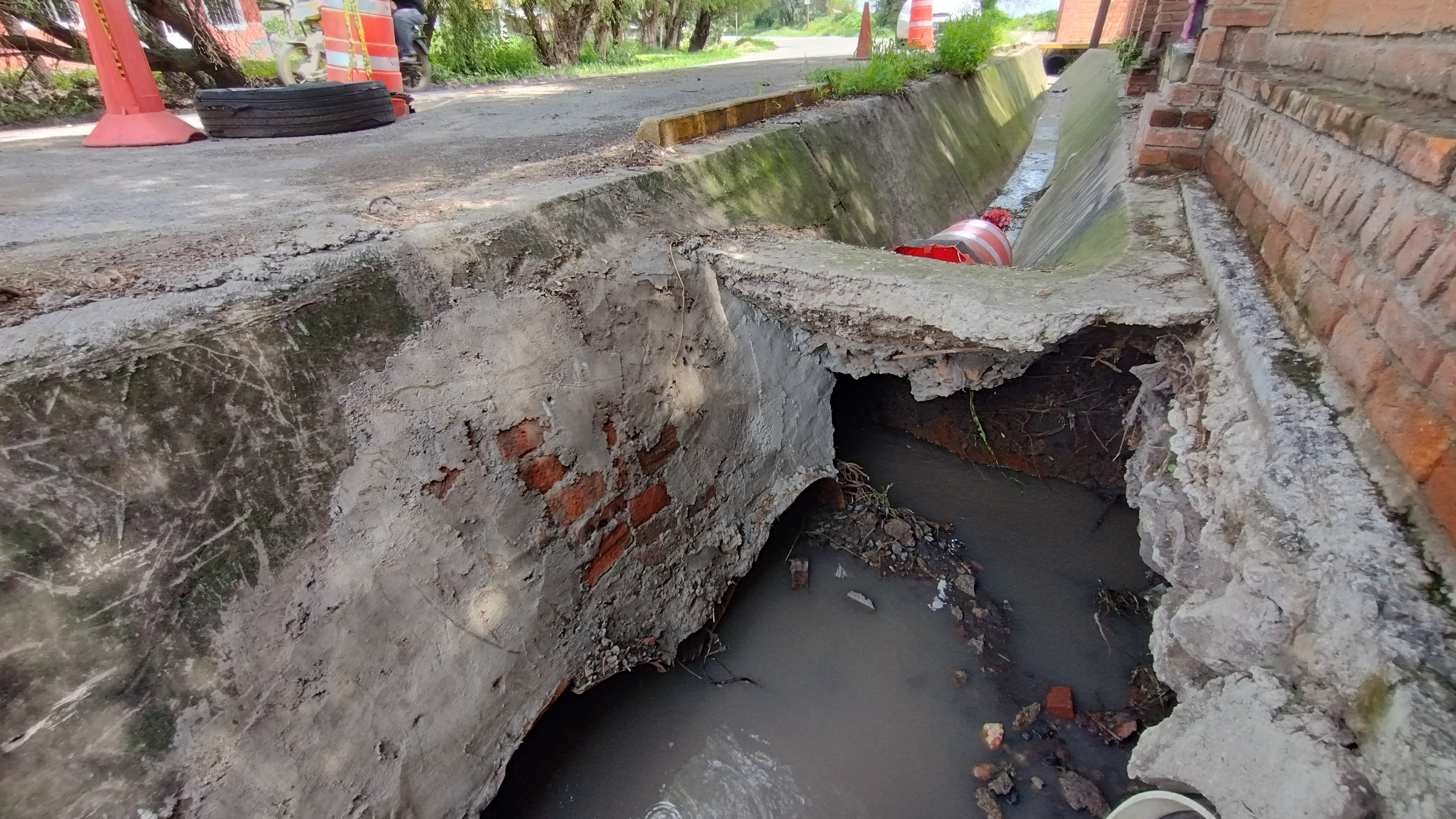 ¡Es un peligro! Urgen reparar socavón en carretera Pénjamo-Cuerámaro