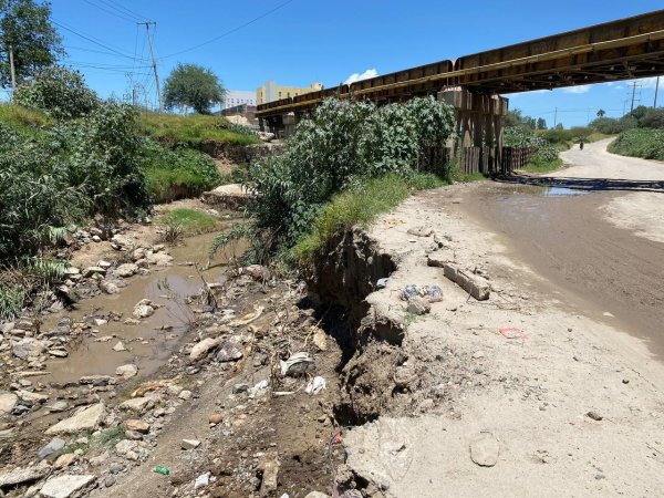 En Silao preocupa un deslave cerca del río a la altura del cruce ferroviario