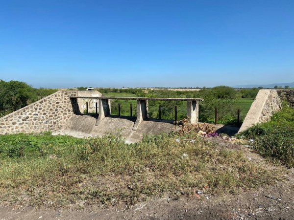 Invasión del cruce del arroyo en Loza de Barrera provoca riesgo de inundaciones en Silao