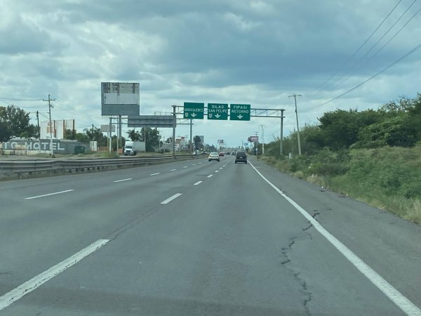 Entre baches, dejan en el abandono a la carretera Silao-Irapuato; advierten riesgos de accidentes 