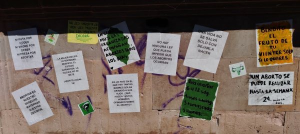 Colectivos colocan carteles en el centro de Celaya para exigir despenalización del aborto