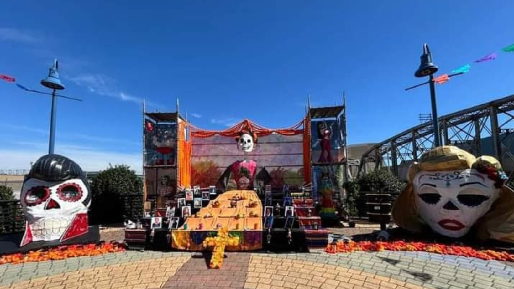 En San José Iturbide  artista mexicano rinde homenaje a Elvis y Frida Kahlo en ofrenda  por día de muertos