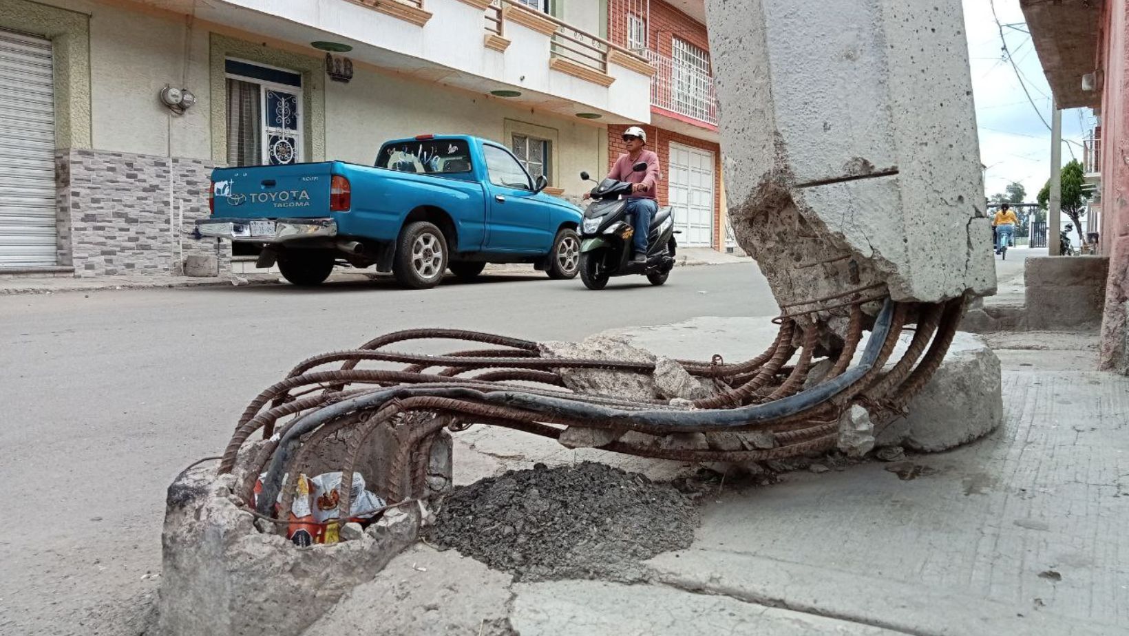 Poste de luz roto pone en riesgo a peatones en Romita