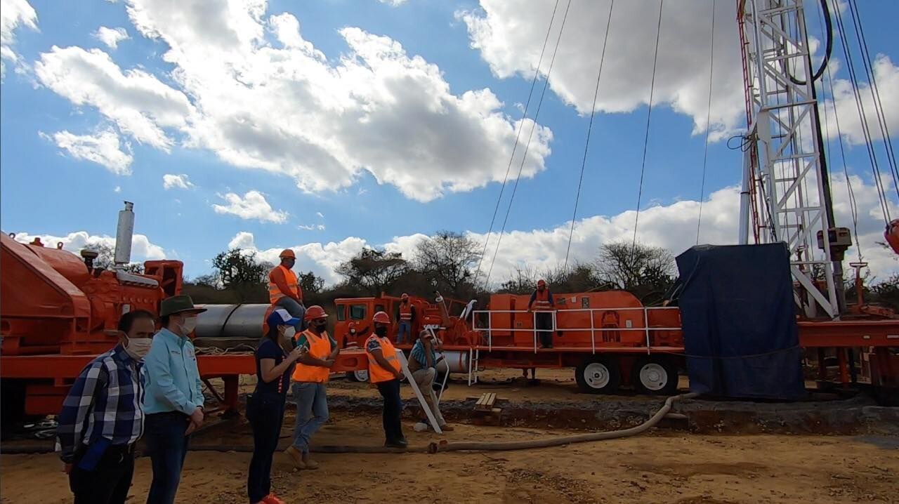 Con diablito, suministraban agua a comunidad en Salvatierra