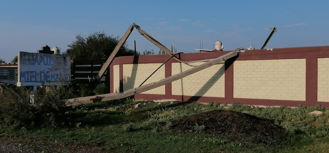 A más de un año, estructura caída en Las Beatas sigue sin ser retirada en San Luis de la Paz 