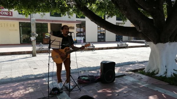 Iván Conejo, el joven músico que conquista Acámbaro con su guitarra