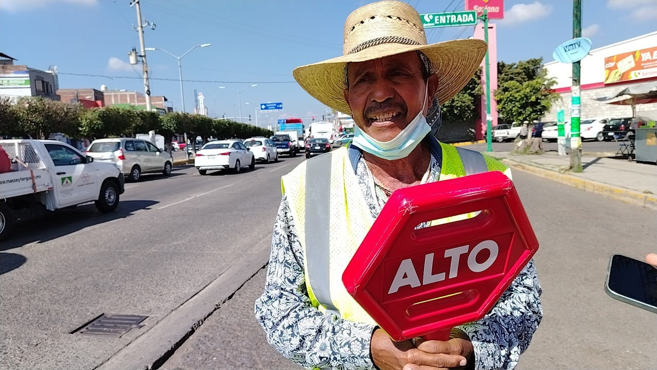 Ayudando a cruzar la calle, 'El Cheve' evita atropellados en esta zona de Salvatierra