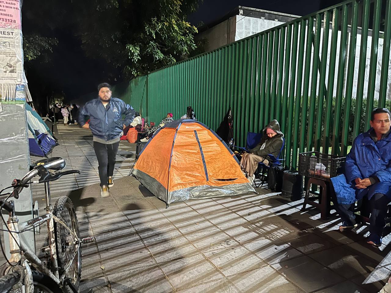 Sin importar el clima: Leoneses resisten bajo la lluvia y el frío la oportunidad para aprender a nadar en el Seguro Social 