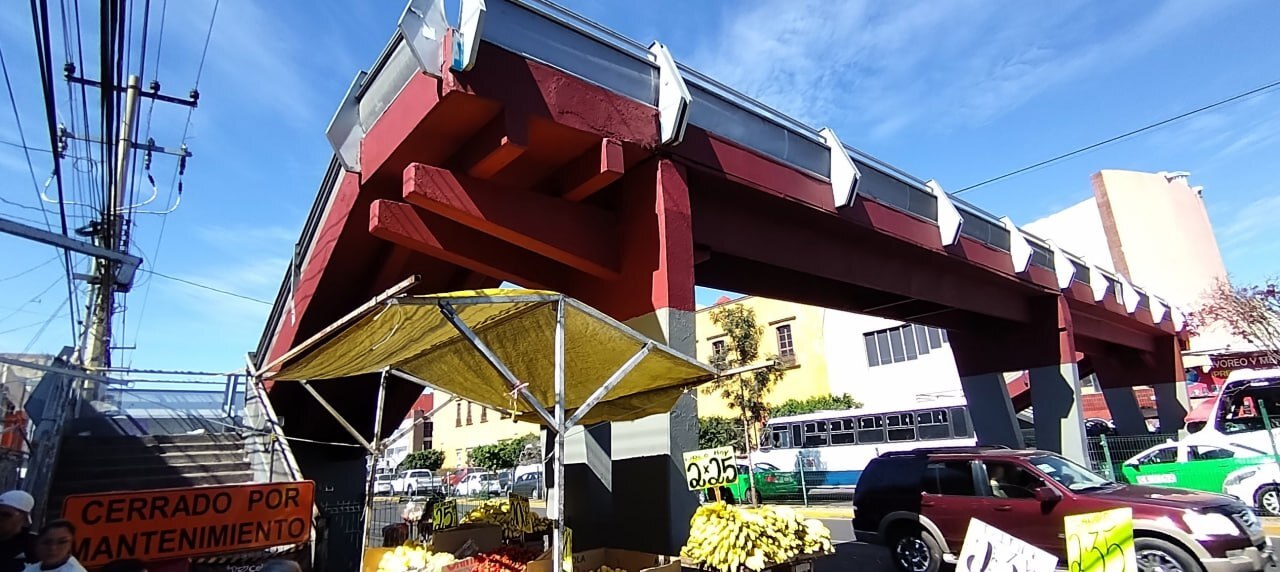 ¿Puente morenista? Reparan puente del Mercado Hidalgo en Celaya y lo pintan guinda