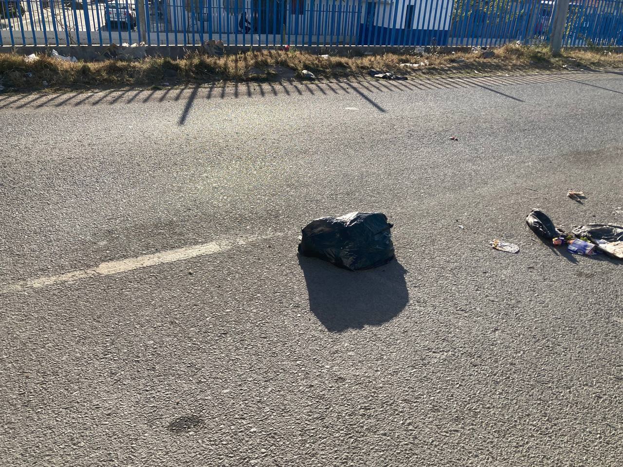 Bolsas de basura son arrojadas a las calles de Silao