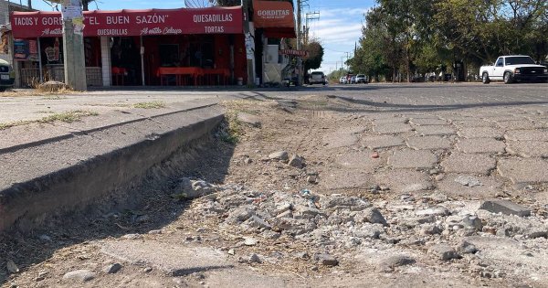 ¡En peligro! Tras años de abandono, enormes baches en Silao afectan vehículos