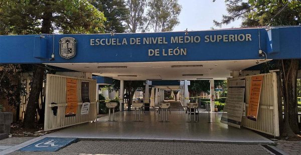 Estudiantes y padres de familia se oponen a clases virtuales en la Prepa UG de León