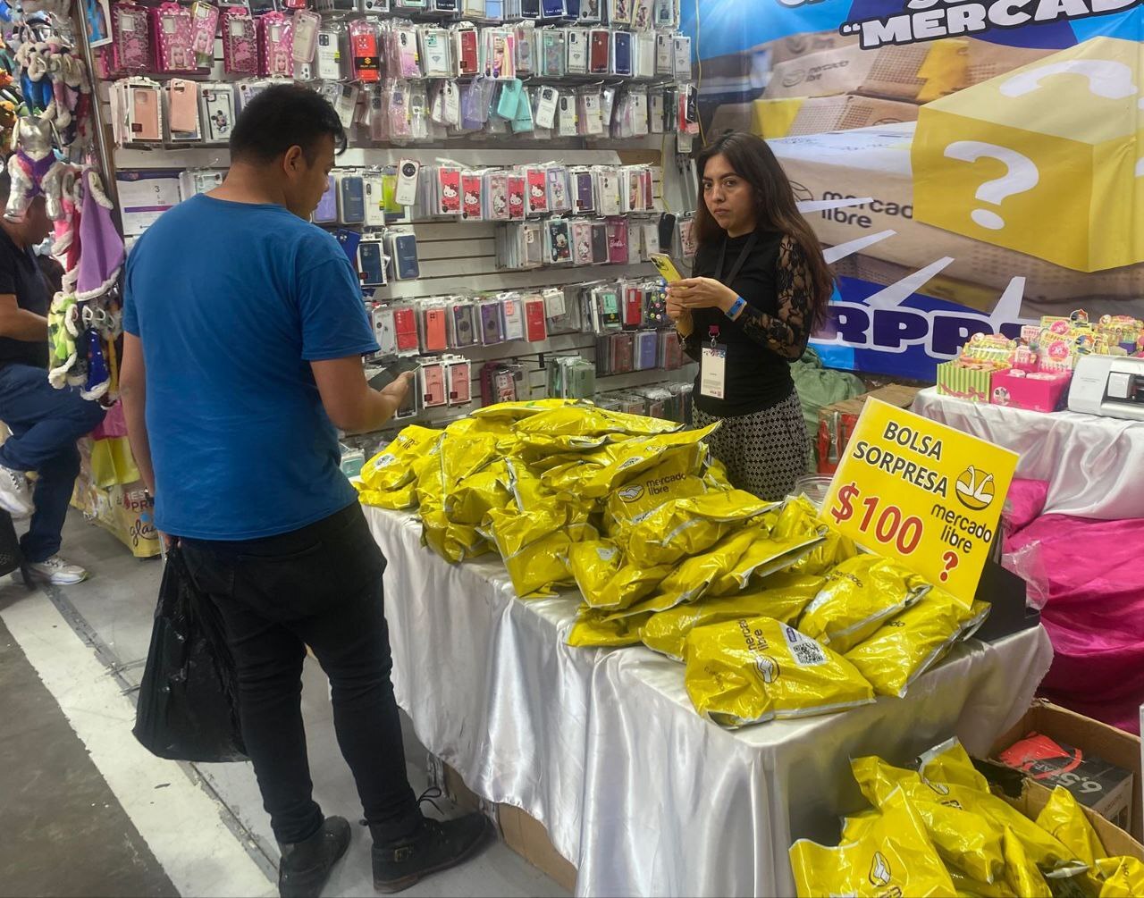 “Bolsas sorpresa“ en la Feria de León 2025: desde peluches hasta celulares