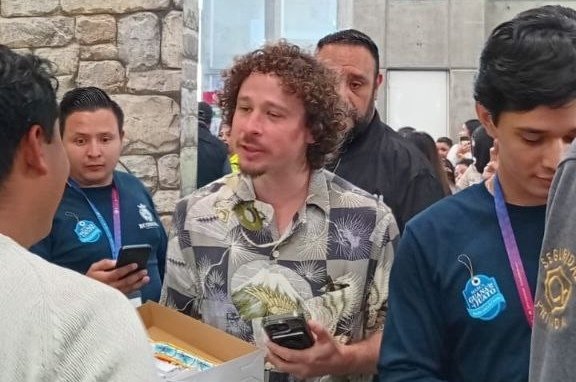 Luisito Comunica llega a la Feria de León y sorprende a sus fans ¿por qué? 