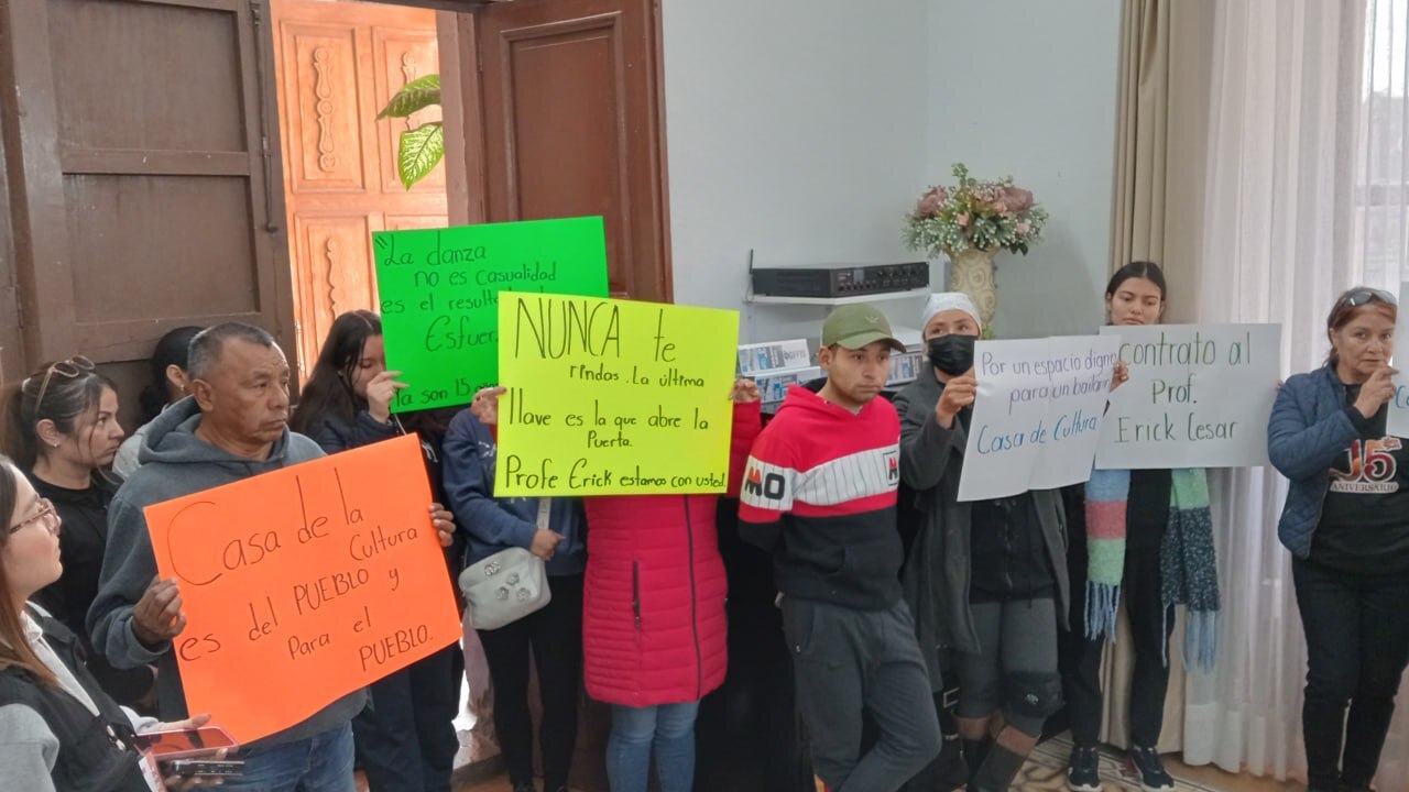 Padres y bailarines de la Compañía de Danza de San José Iturbide protestan por retiro de apoyo