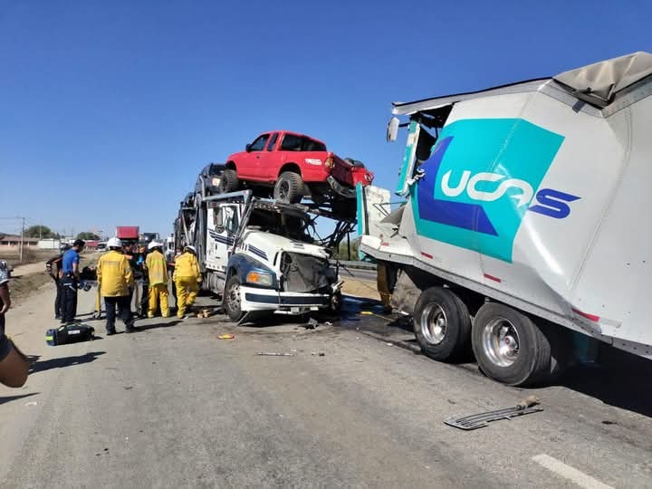 Choque entre tráileres en la carretera de San José Iturbide deja un lesionado