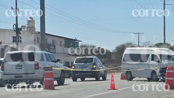 Choca moto contra transporte de personal en la San Miguel-Doctor Mora; hay un muerto y un herido