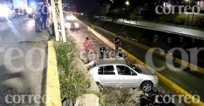 Vuelca y cae 5 metros hasta quedar en el cause del río en el Malecón