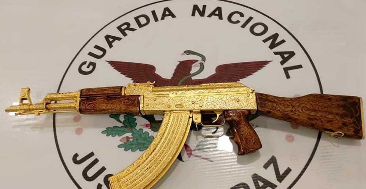 ¿Y la humildad? Guardia Nacional asegura un fusil… ¡chapado en oro!