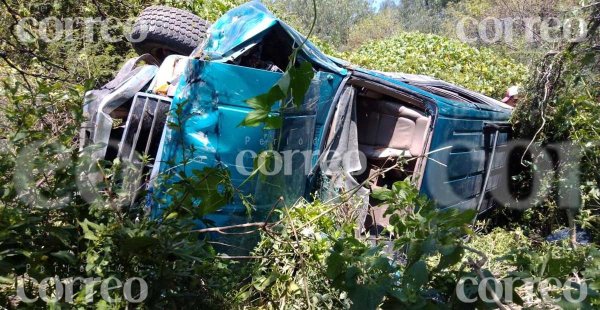 Vuelcan su camioneta y sobreviven de milagro