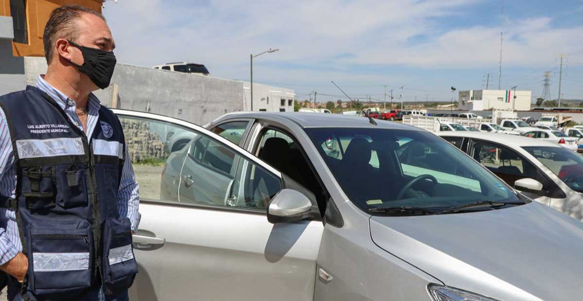 Entregan auto a taxista que ayudó a captura de plagiario