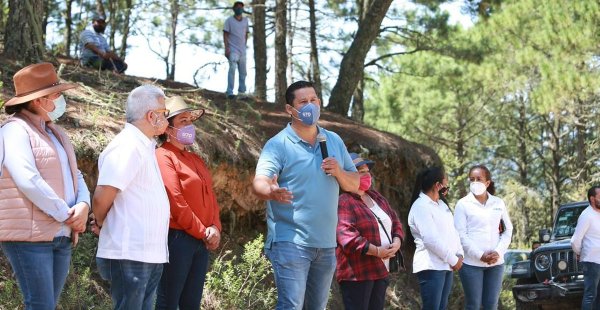 Arranca Diego Sinhue camino en Xichú e inaugura plaza en Atarjea