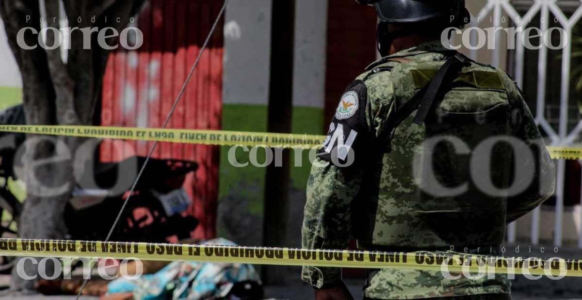 Víctima de ataque queda sin vida junto a su moto