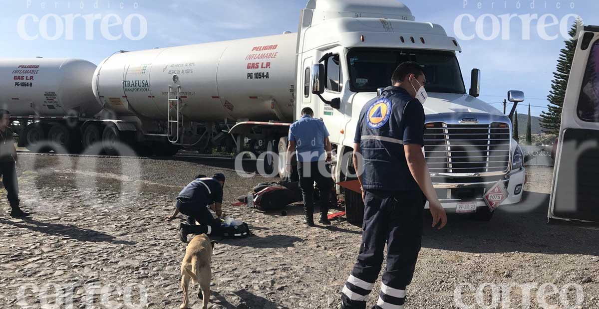 Motociclistas chocan contra un tráiler cargado con gas y quedan lesionados