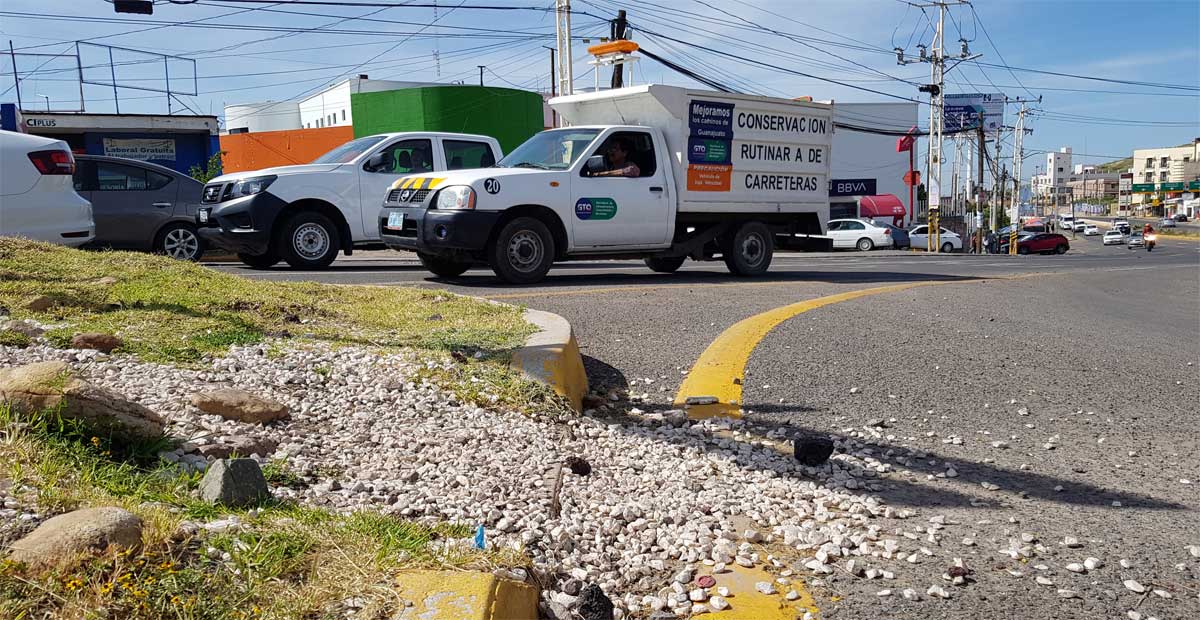 Glorieta Santa Fe se llena de basura, grava y hierba seca