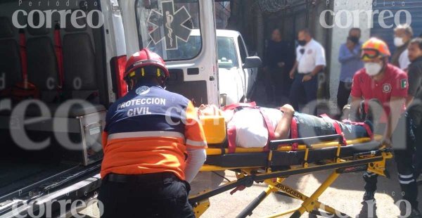 Joven mecánico es aplastado por una camioneta que estaba en reparación