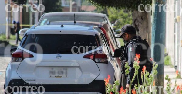 Incendian camioneta con dos personas en su interior, fuego alcanza una casa