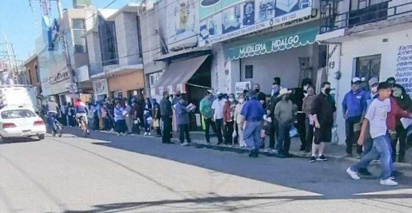 Se registran largas filas y aglomeración por canje de placas en Pénjamo