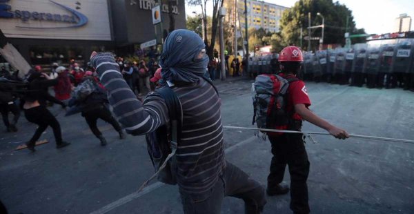 Aniversario del 2 de octubre termina en enfrentamientos con policías