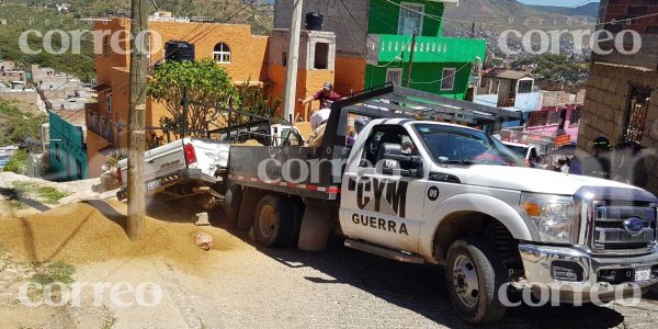 Accidente en El Encino deja a un hombre lesionado y una camioneta aplastada