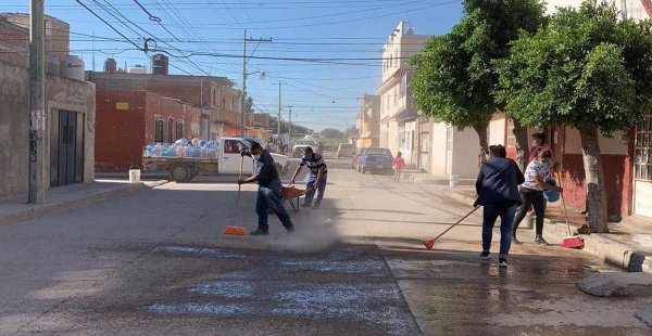 Limpian zonas de tianguis en Silao