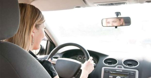 Mujeres se ven involucradas en menos accidentes automovilísticos que los hombres