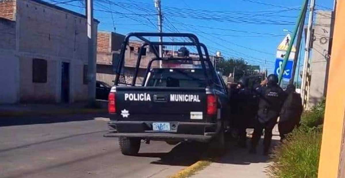 Policía choca patrulla presuntamente al ir distraído con su celular