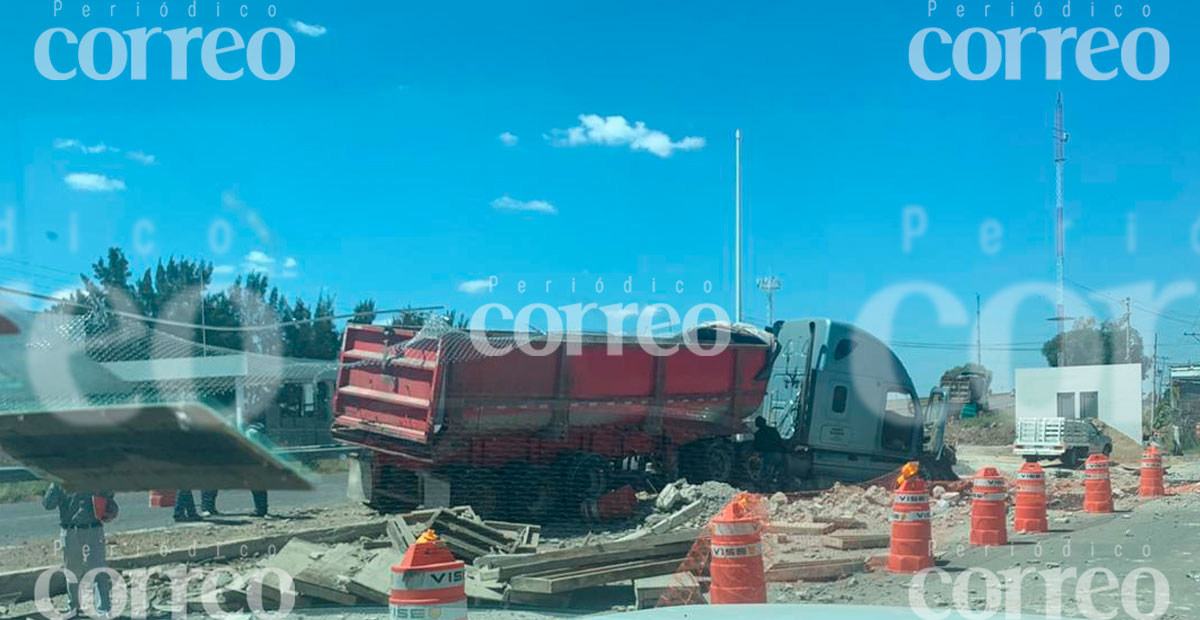 Tras aparatoso accidente se registra derrama de combustible en la León-Aguascalientes