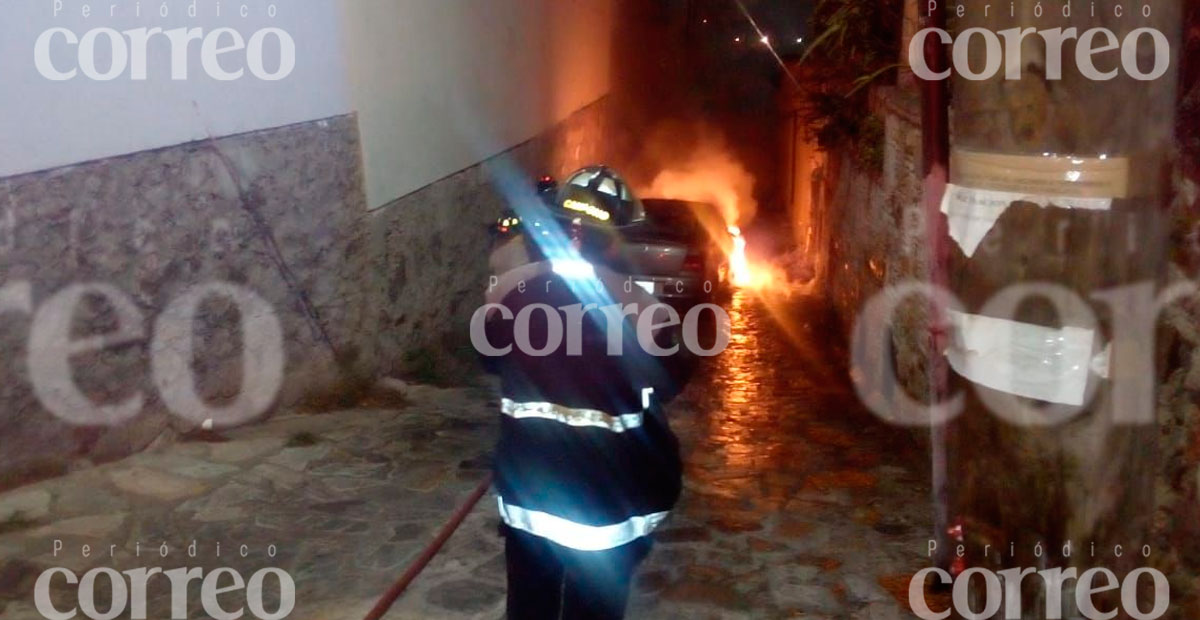 Se incendia vehículo en el callejón del Meco