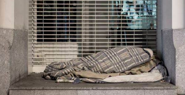 Hombre sin tener lugar donde dormir, paso la noche en la calle envuelto en una bolsa