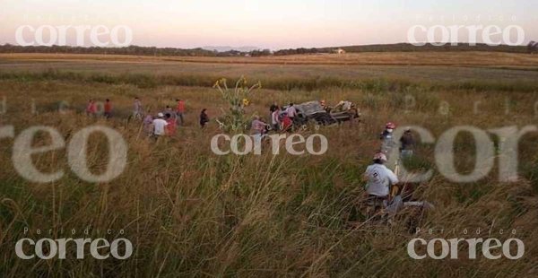 Volcadura deja a tres personas muertas y tres más lesionadas