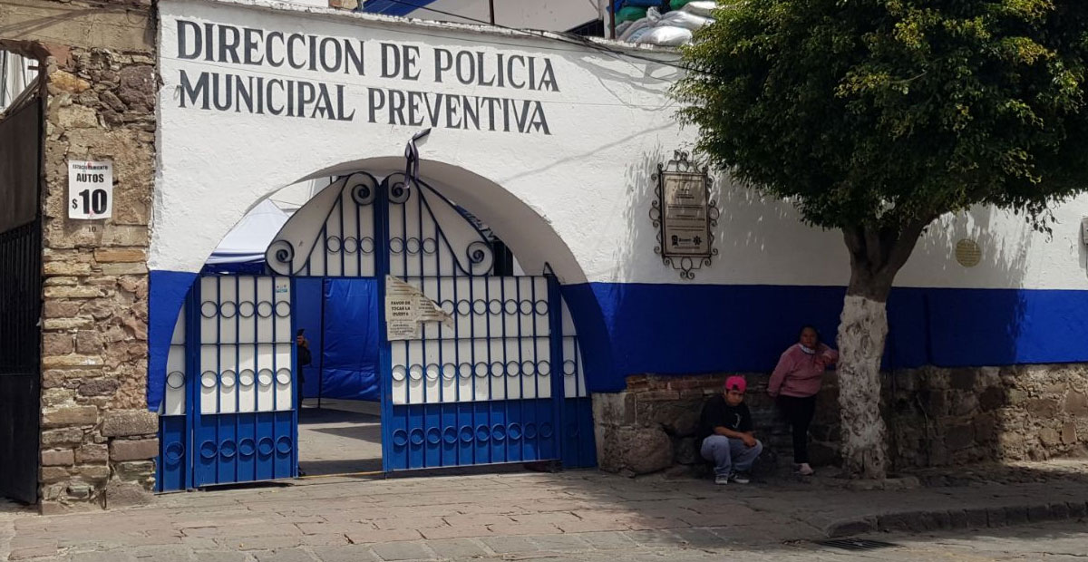 Grupo de mujeres entrega a las autoridades a ladrón que intentaba robar una camioneta