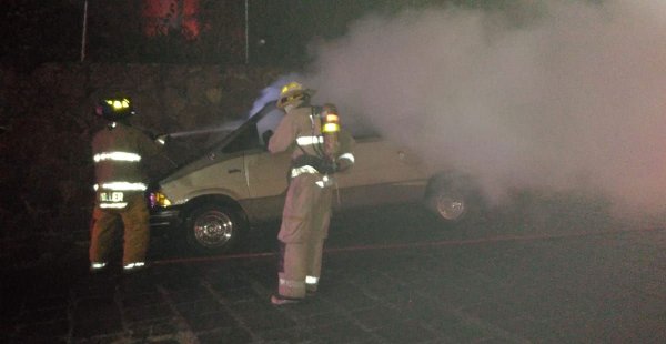 Por falla eléctrica, camioneta se incendia en la subida al Cerro de los Leones