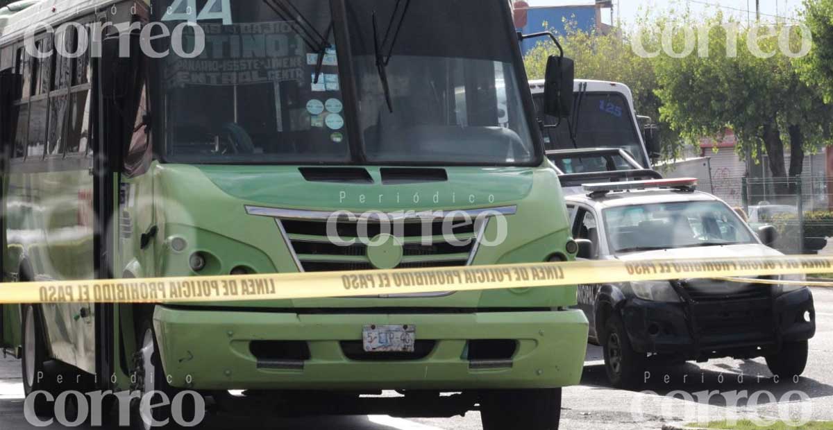 Balean a una agente de policía en pleno transporte público en Celaya