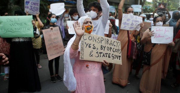 Tras haber sido violada en India, muere niña de seis años y sus padres colocan el cuerpo en la calle en demanda de justicia