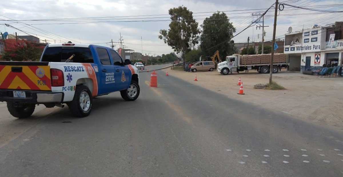 Cierran vialidad en la Silao-Trejo tras la caída de cableado telefónico