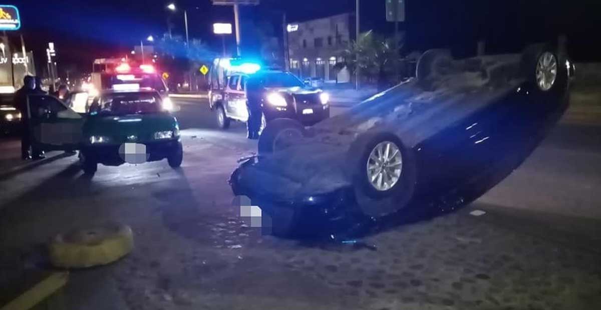 Provoca aparatoso accidente por ir a exceso de velocidad